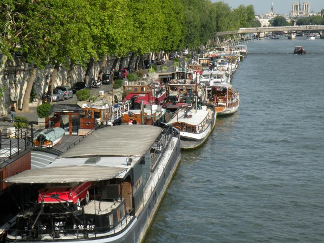  péniches et bateaux amarrés